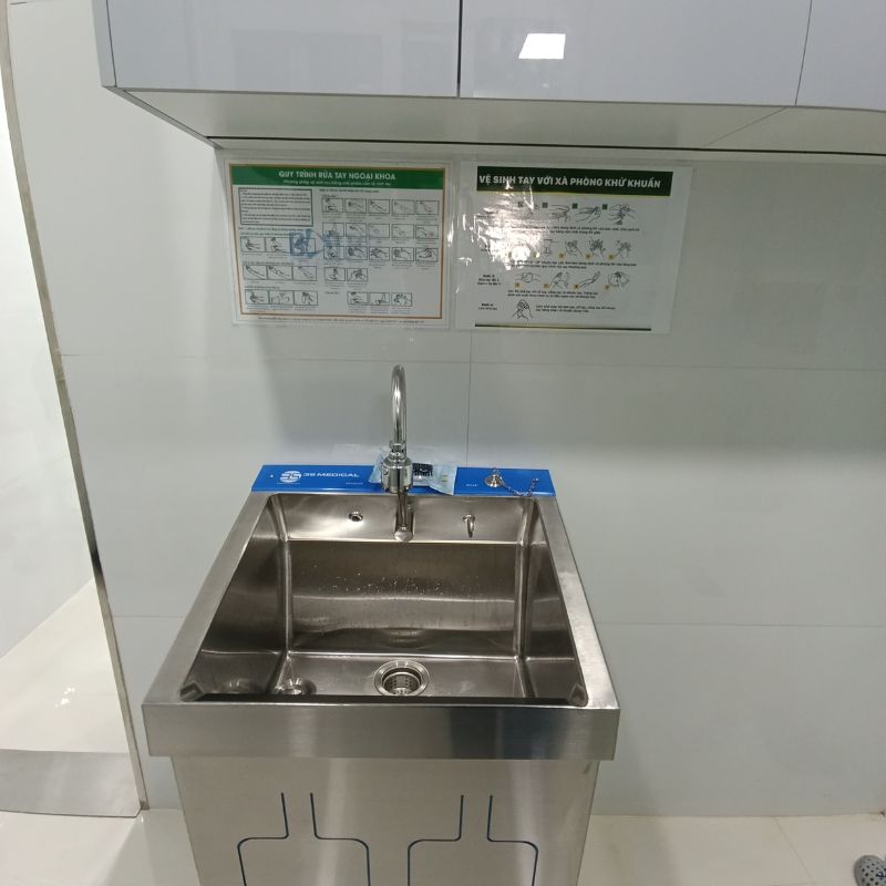 Bồn rửa tay tiệt trùng 1 vòi Inox 304 sáng bóng lắp đặt cho phòng tiểu phẩu